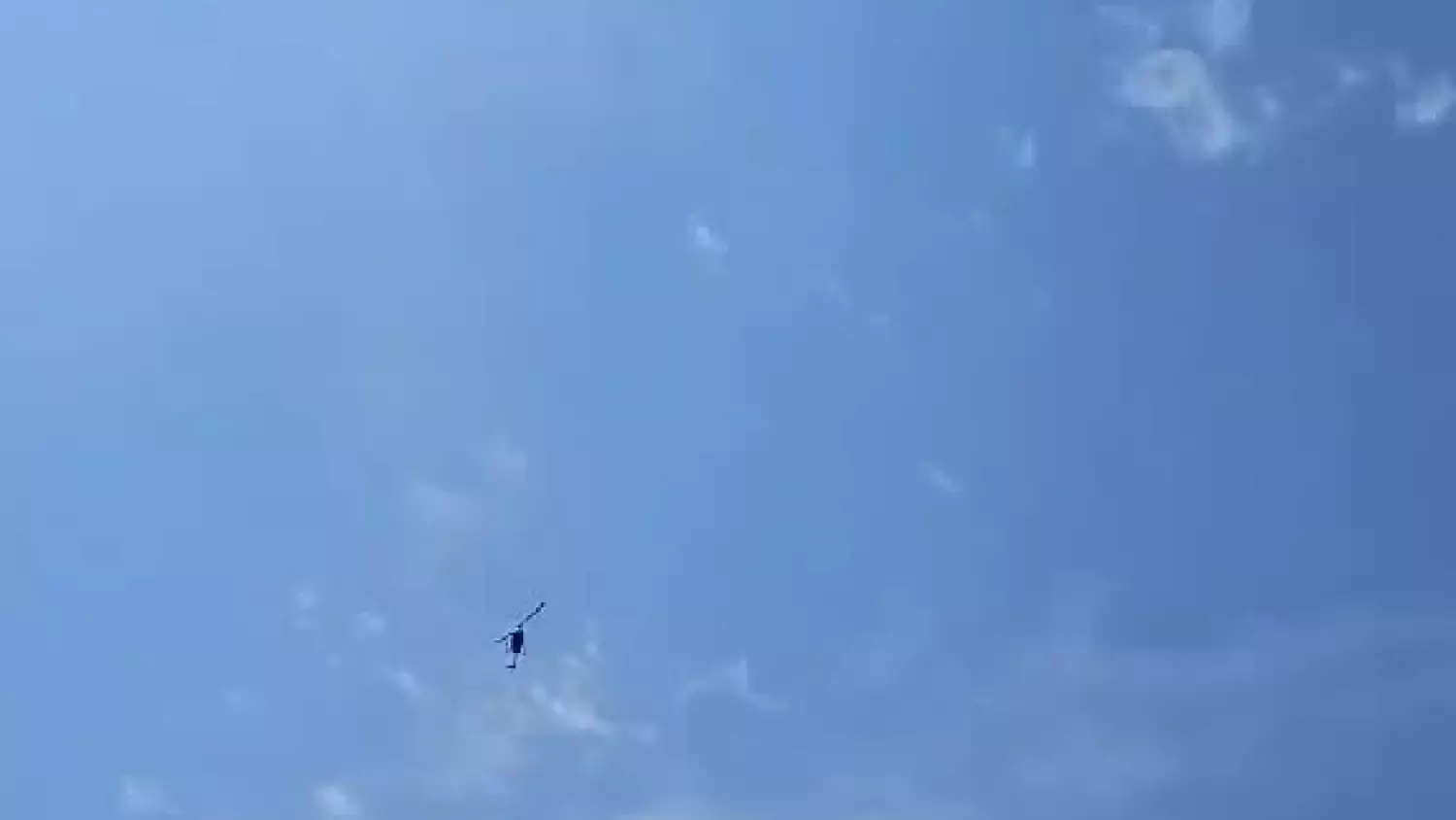 Helikopter lata nad Szałe