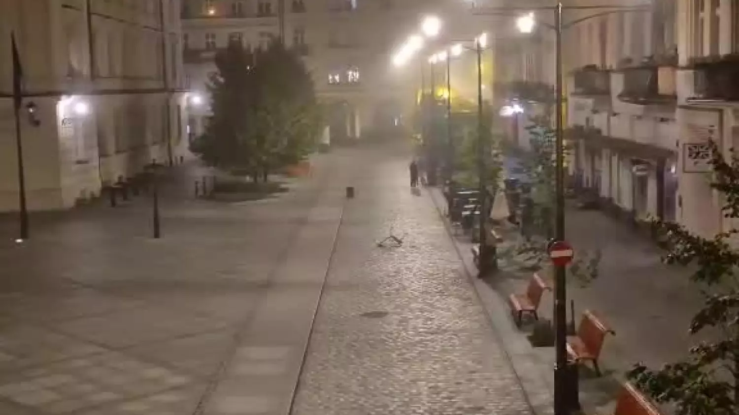 Nocna demolka na rynku. Krzyki i zniszczenia