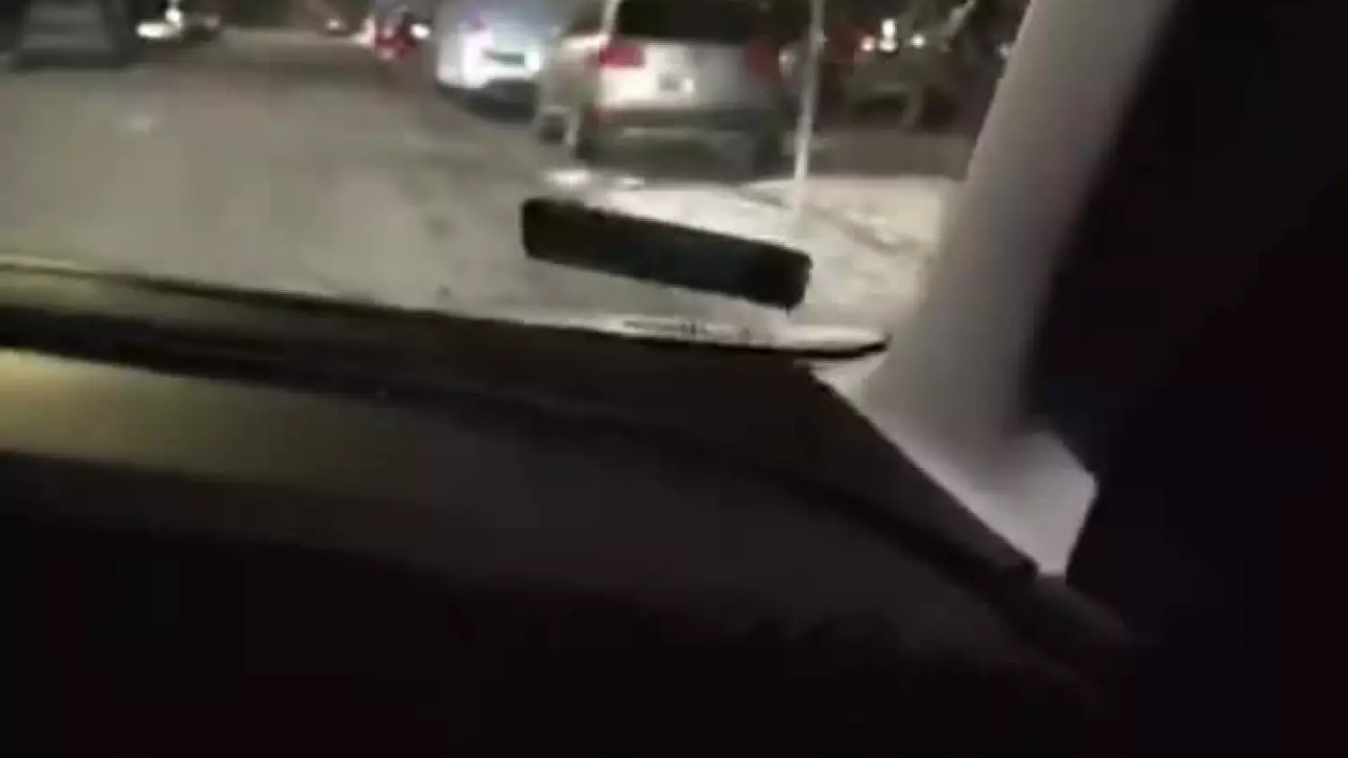 Czekają dzień i noc, są nawet kamperami! Za czym ta kolejka?