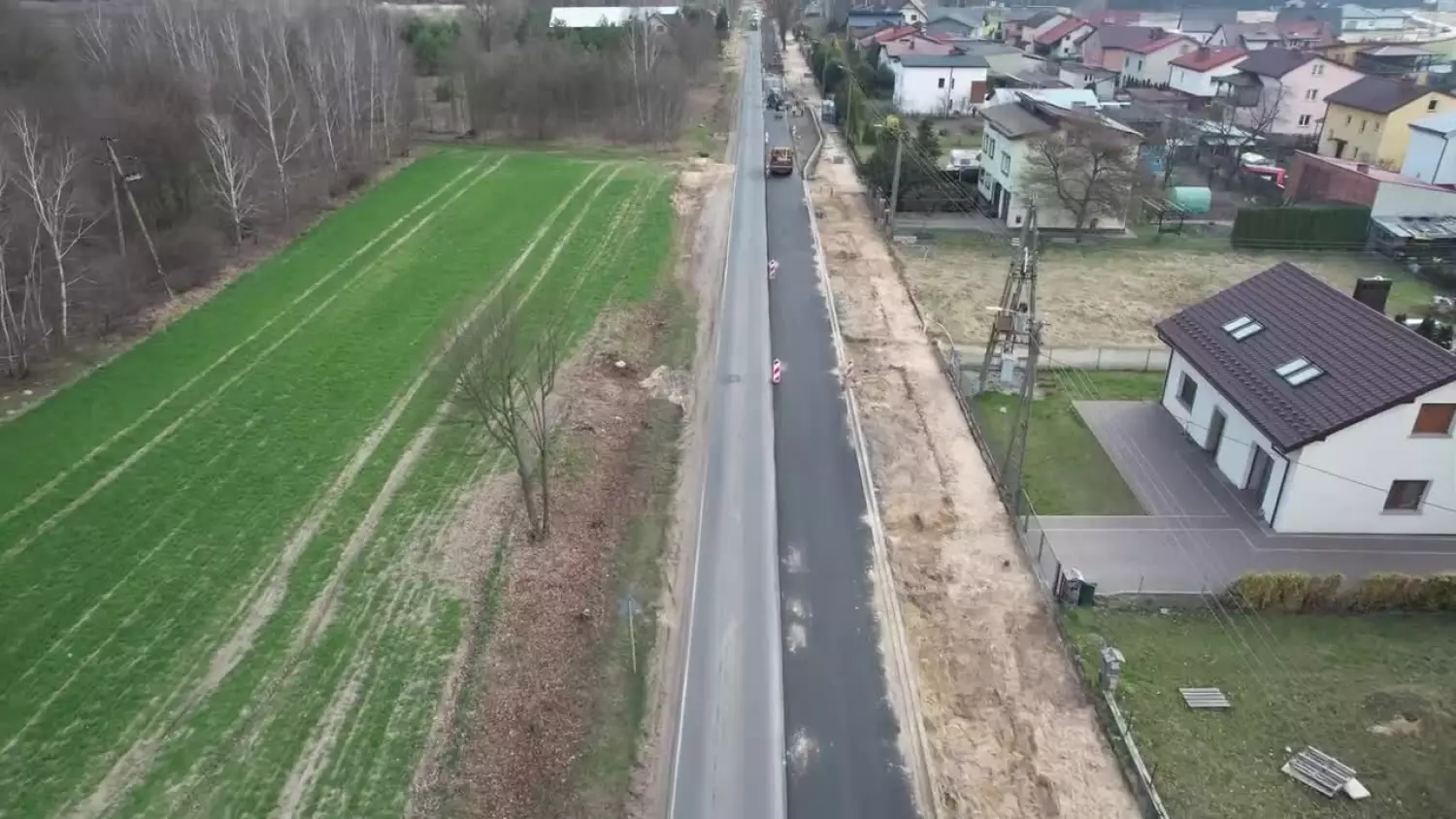 Droga w fatalnym stanie. Trwa jej rozbudowa