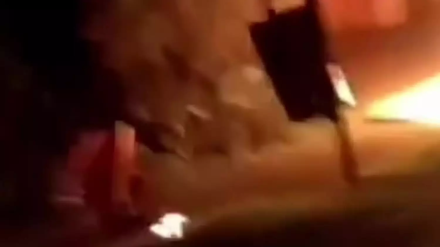 Ogień na osiedlu! Młody chłopak rzuca butelkę i „kręci rolkę”